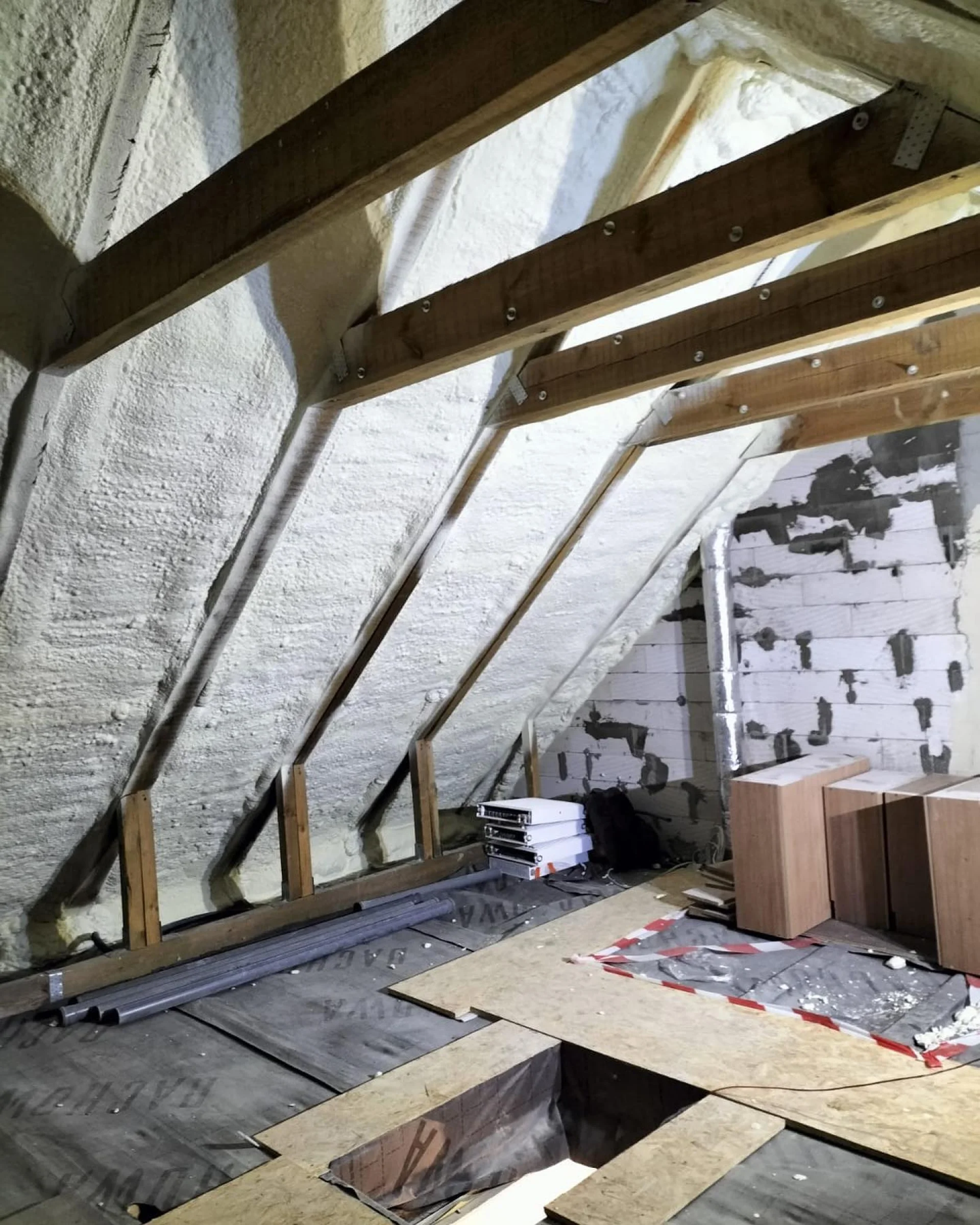 Ocieplenie poddasza pianą PUR - MasterPUR