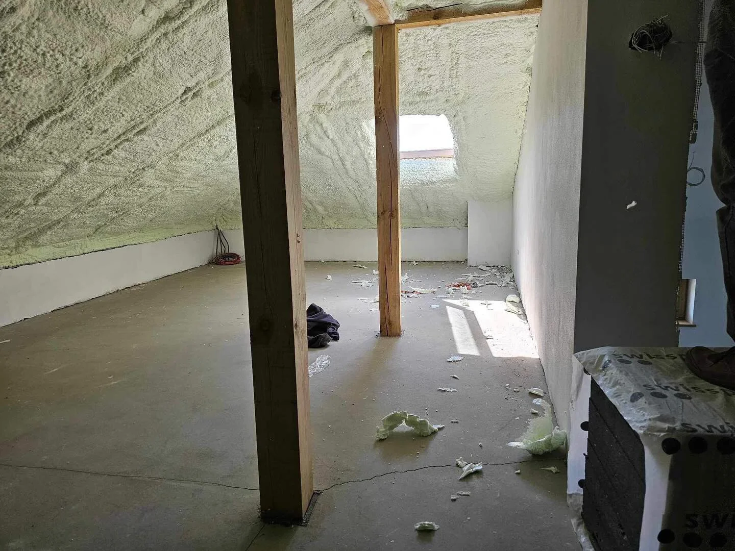 Jak Piana PUR Obniża Rachunki? Szczelność a Energooszczędność